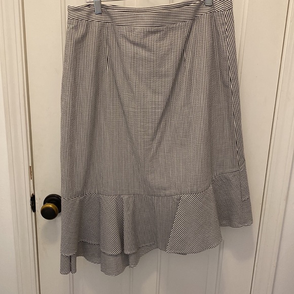 Banana Republic grey and white seersucker skirt with ruffle detail. Size 12. - Picture 4 of 4